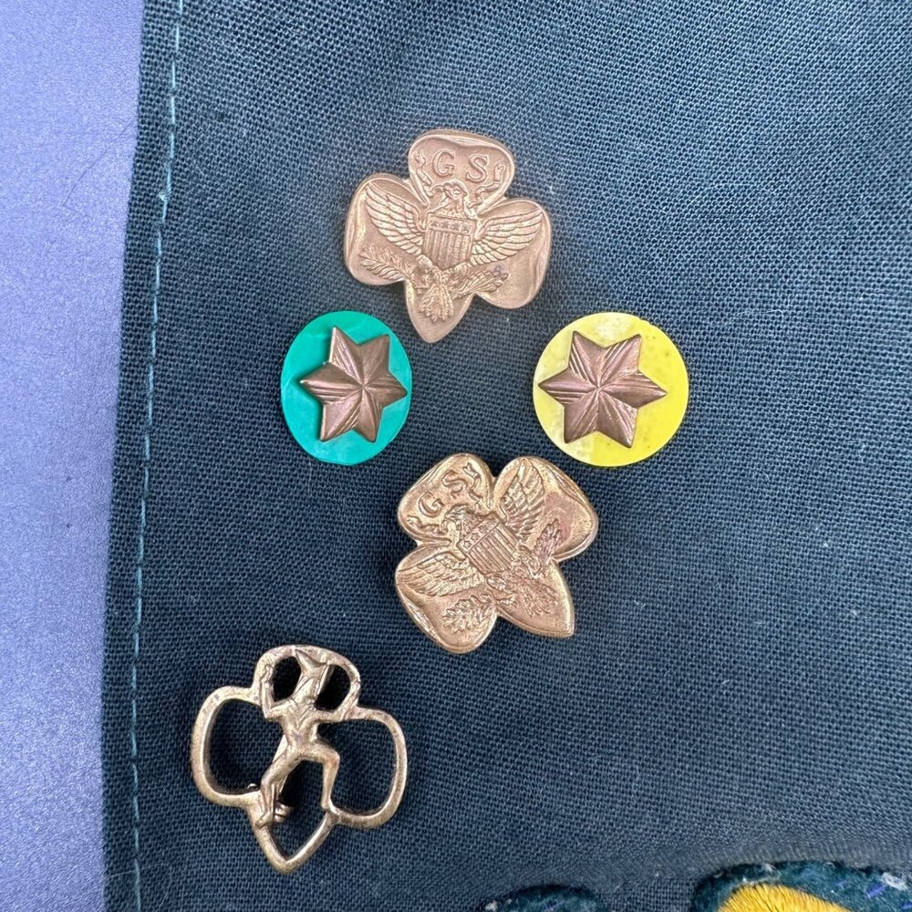 Vintage Girl Scout Sash 1960s Patches Pins Badges Green Fabric Mid Century Retro - Picture 3 of 8